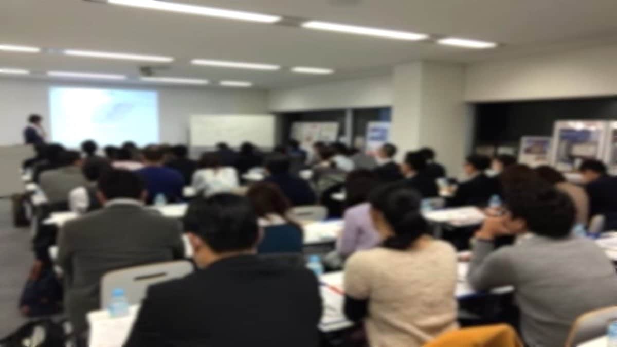 成功哲学セミナーに登壇する壁下政和の様子